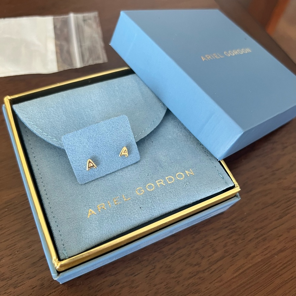 Ariel Gordon 14k gold ‘A’ initial stud earrings